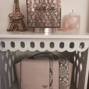 Meet your Posher, Essavee